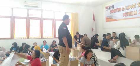 BAWASLU SINTANG TURUT AWASI PROSES PELIPATAN KERTAS SURAT SUARA
