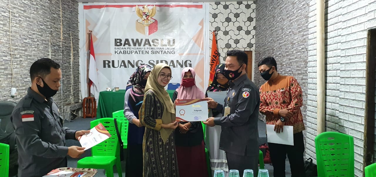 “UuuWooow” Bawaslu Sintang Serahkan Sertifikat Penghargaan SKPP Daring Tahun 2020