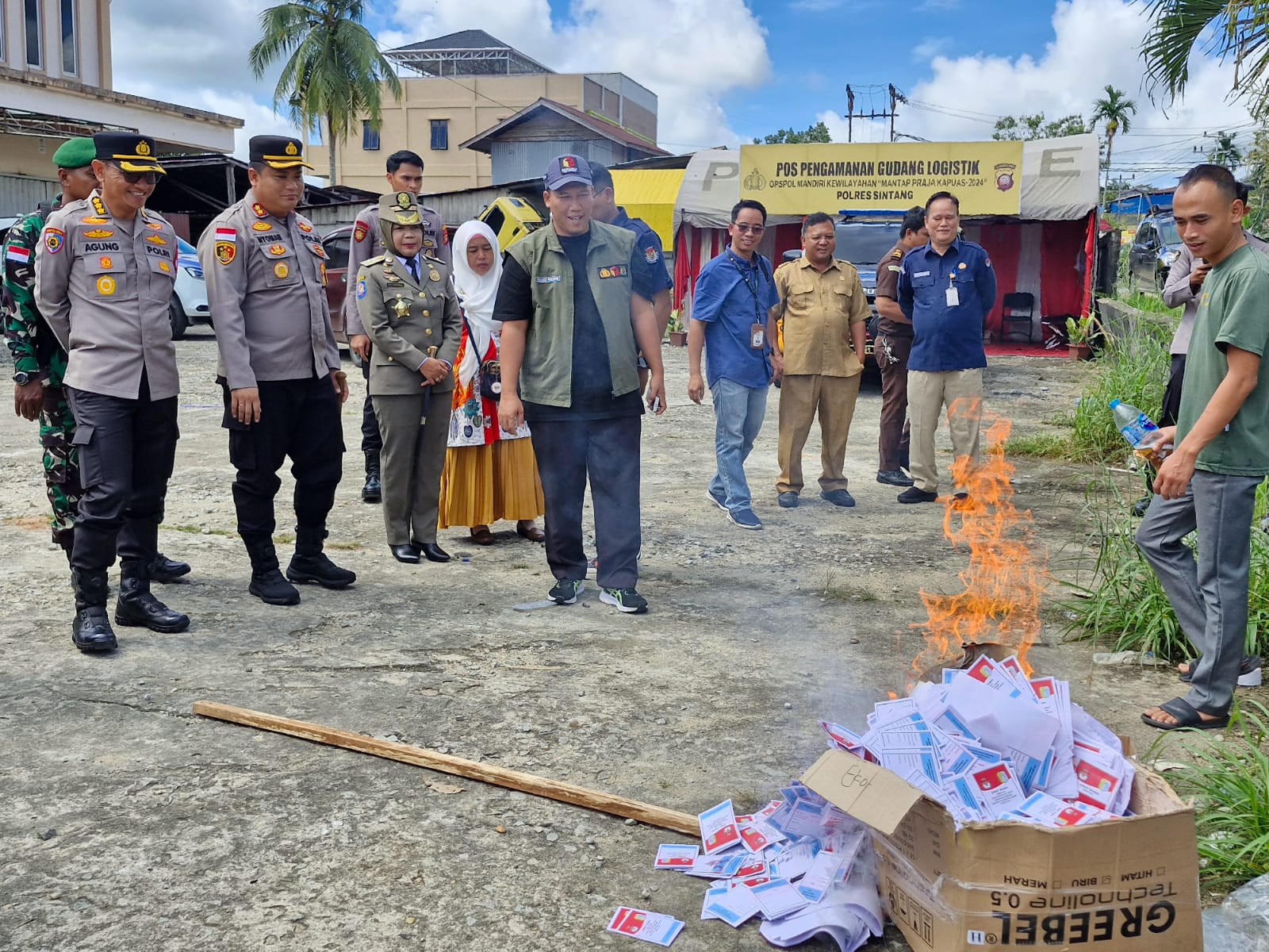 Bawaslu Sintang Saksikan Pemusnahan Surat Suara Rusak dan Lebih untuk Pilkada 2024
