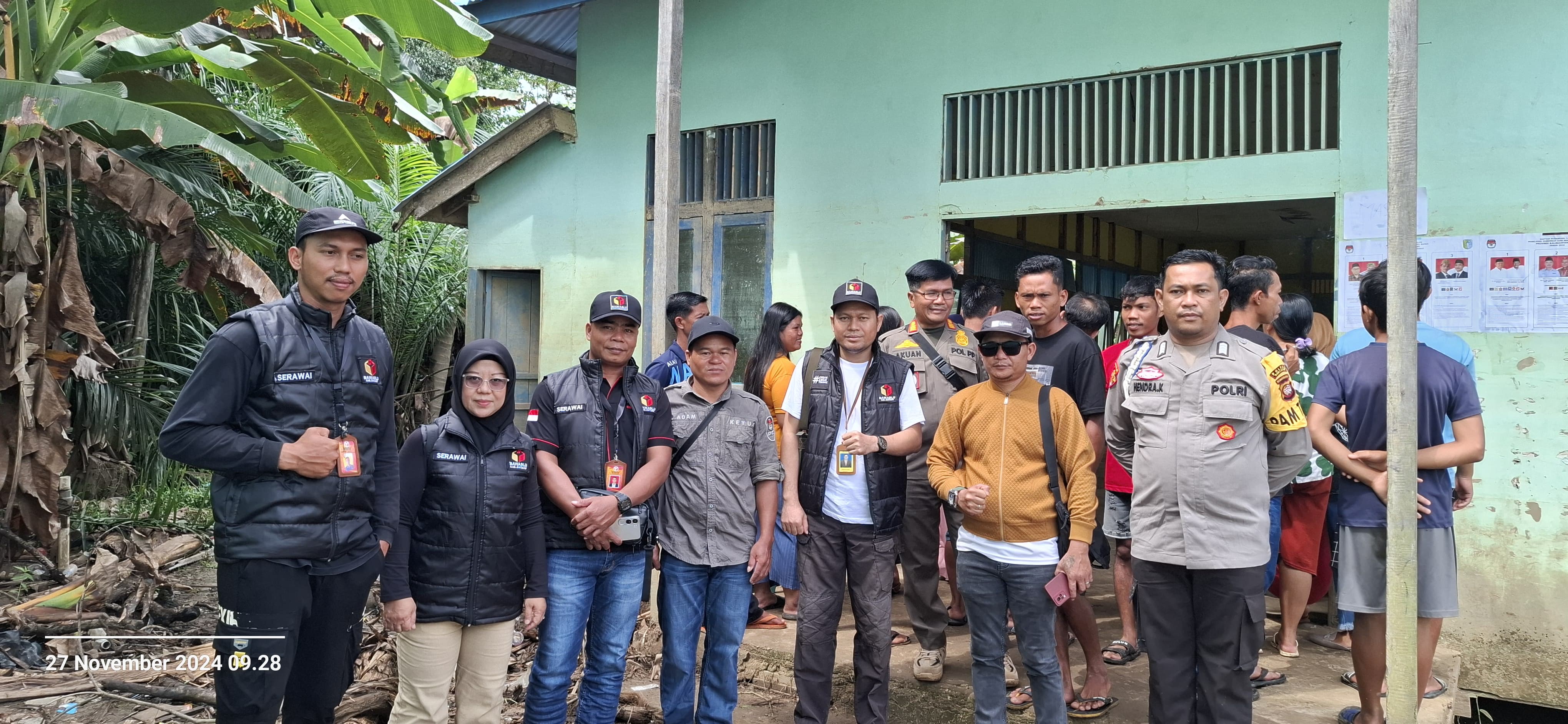 Stefanus Kardi Tinjau beberapa TPS di Kecamatan Serawai, Pastikan Proses Pemungutan Suara Tertib