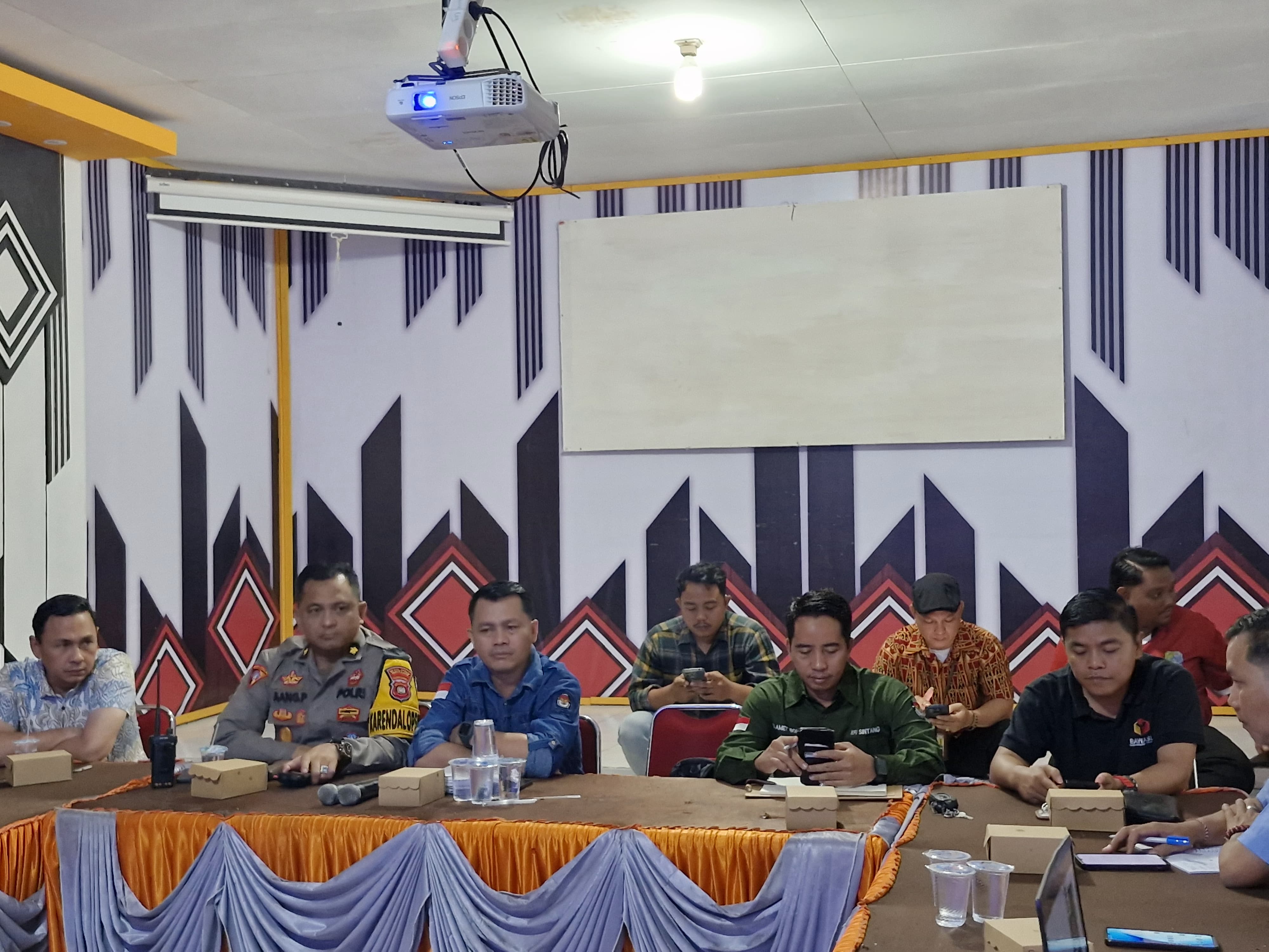  Anggota Bawaslu Sintang, Aloysius Kusnadi, Hadiri Rakor Persiapan Rapat Pleno Terbuka Pemilihan Serentak 2024 Tingkat Kabupaten