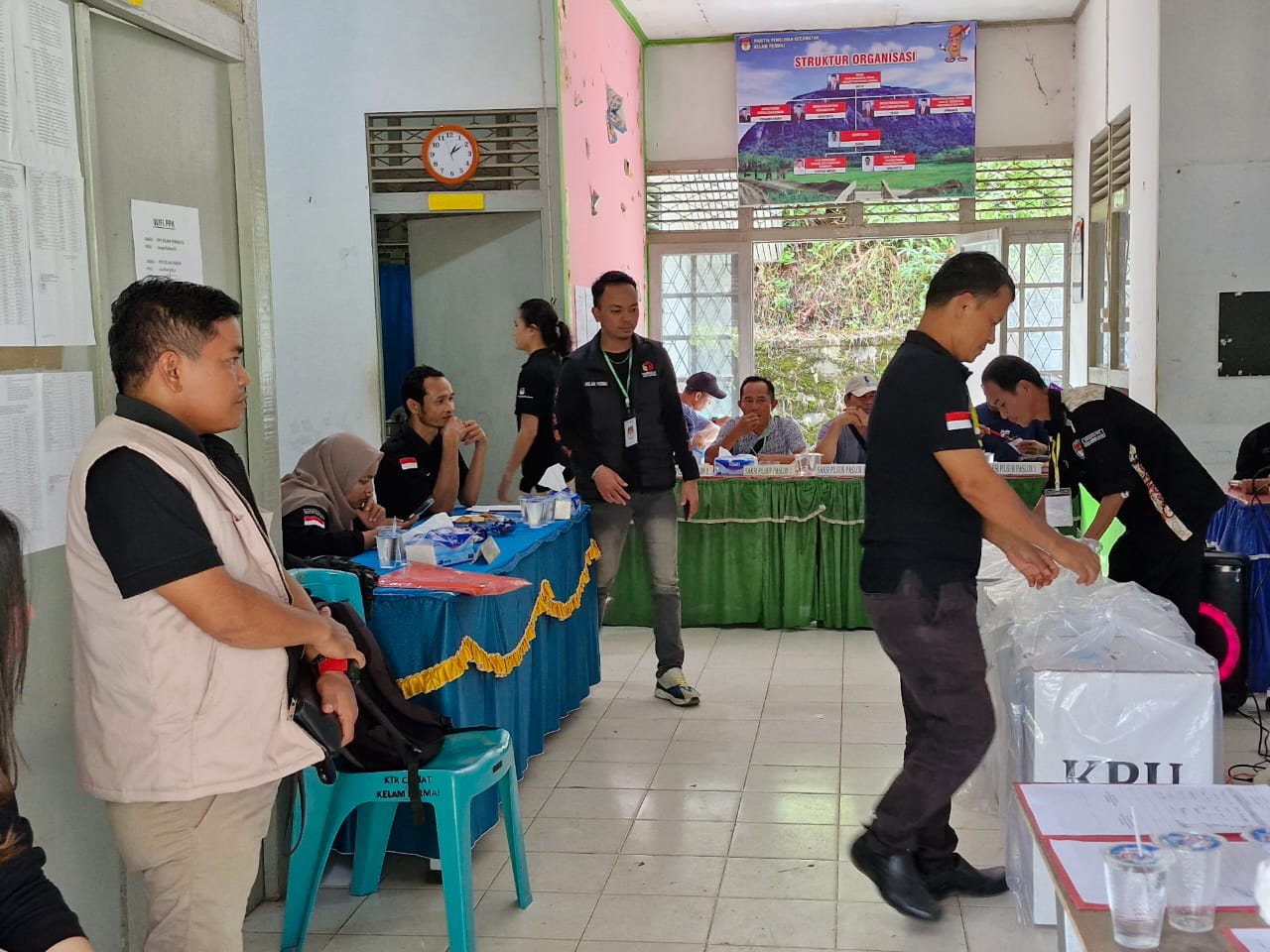 Aloysius Kusnadi Monitoring Rapat Pleno Terbuka Rekapitulasi Suara Pilkada 2024 di Kecamatan Kelam Permai