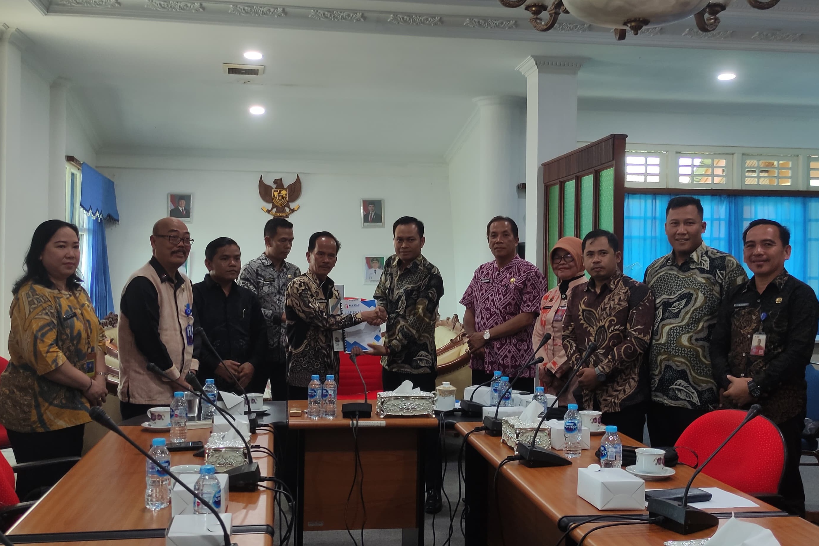 Serahkan Laporan Hasil Pengawasan Tahapan Disertai Penandatanganan BAST 