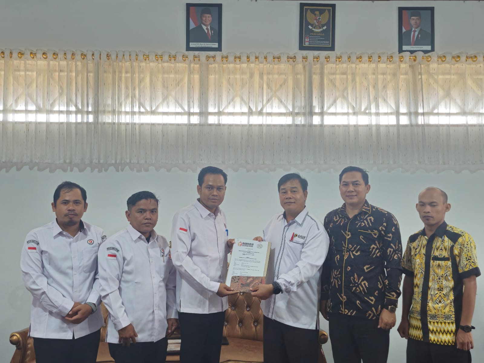 Perkuat Pengawasan Partisipatif, Bawaslu Sintang dan Universitas Kapuas Teken MoU