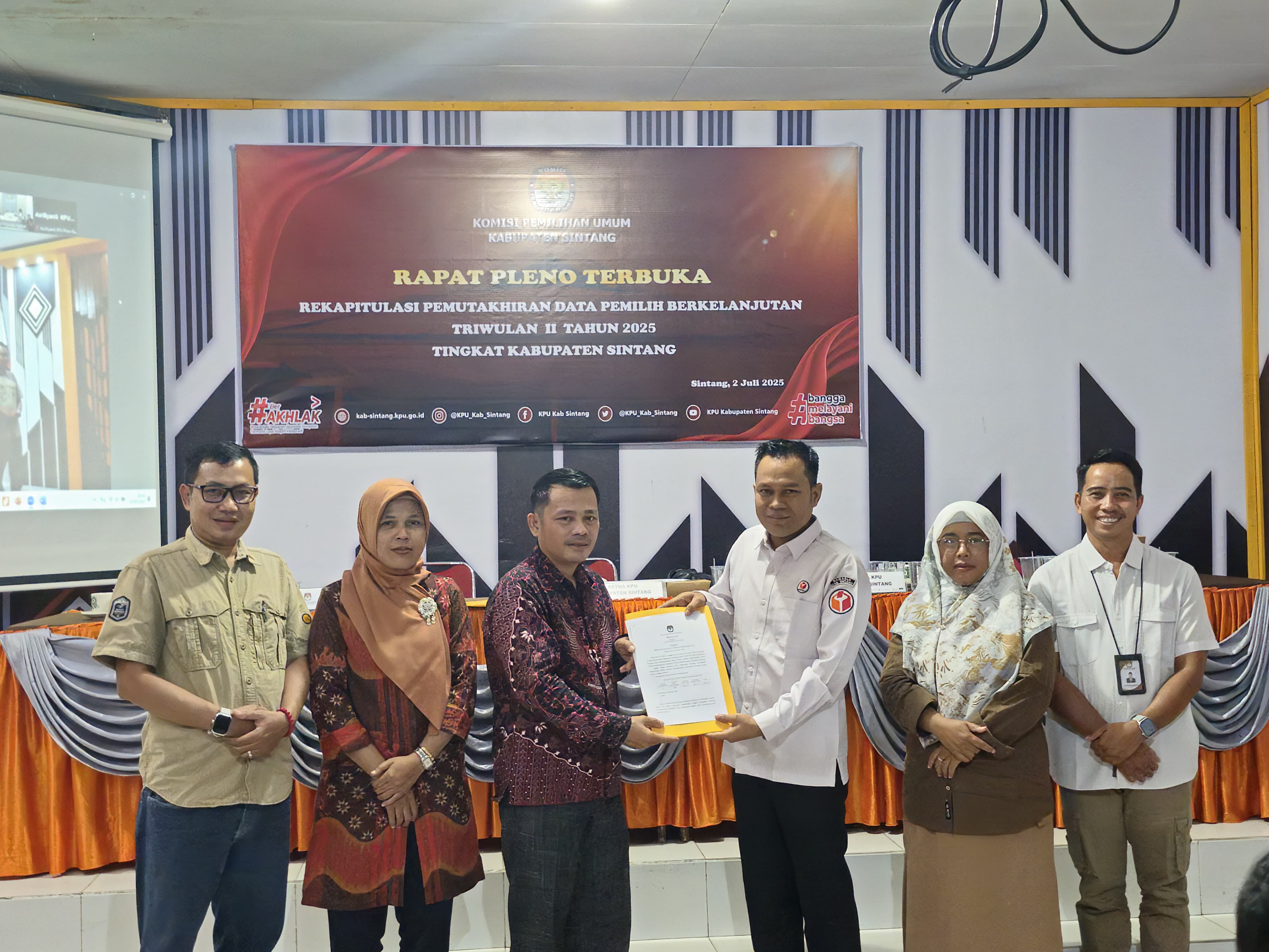 Bawaslu Sintang Hadiri Rapat Pleno Terbuka Rekapitulasi PDPB Triwulan II Tahun 2025