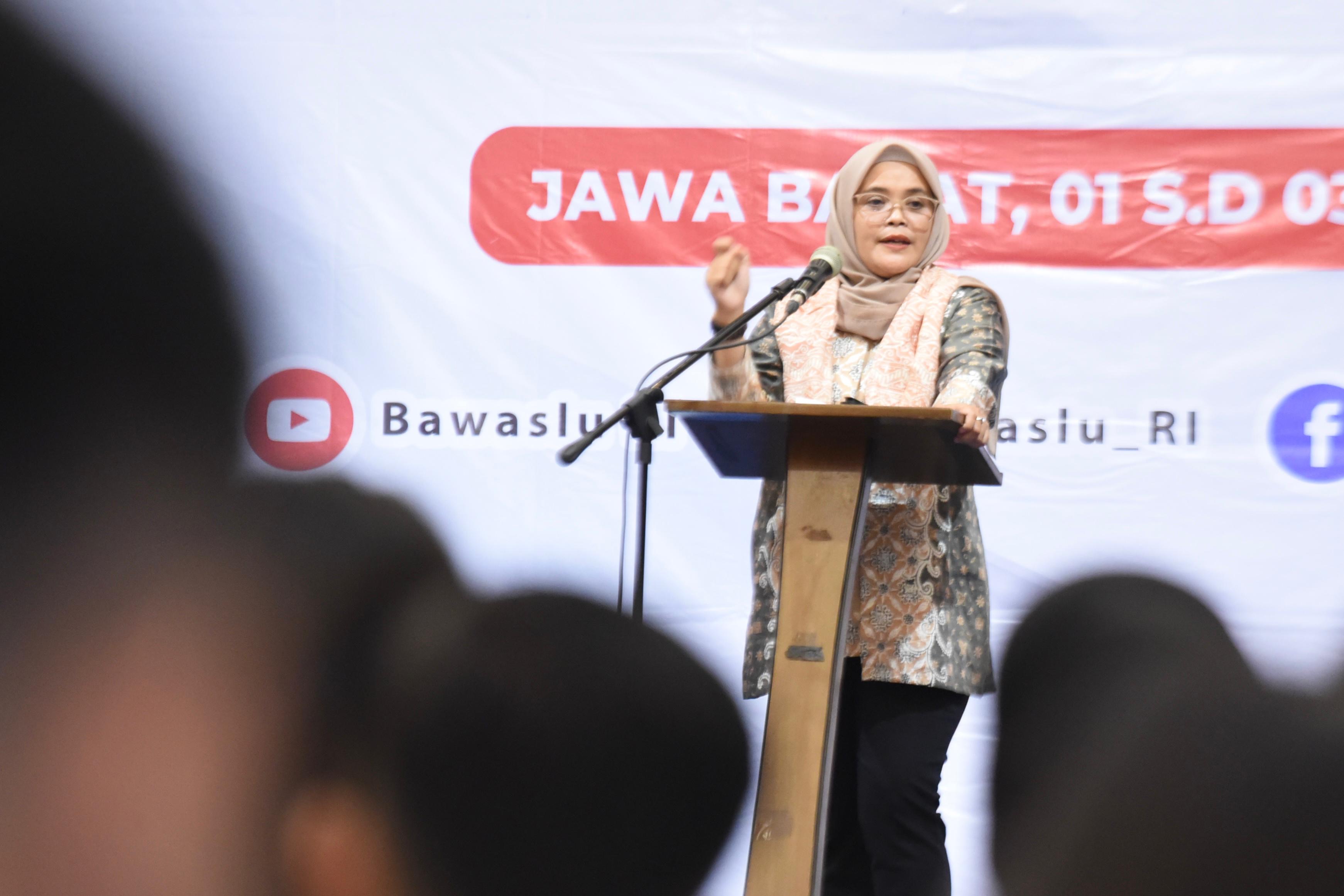Anggota Bawaslu Lolly Suhenty saat menyampaikan arahannya dalam kegiatan Pendidikan Pengawas Partisipatif bertema Berfungsi dan Bergerak Untuk Pemilu 2029 yang Bermartabat, di Bogor, Jawa Barat, Jumat (1/8/2025) malam.