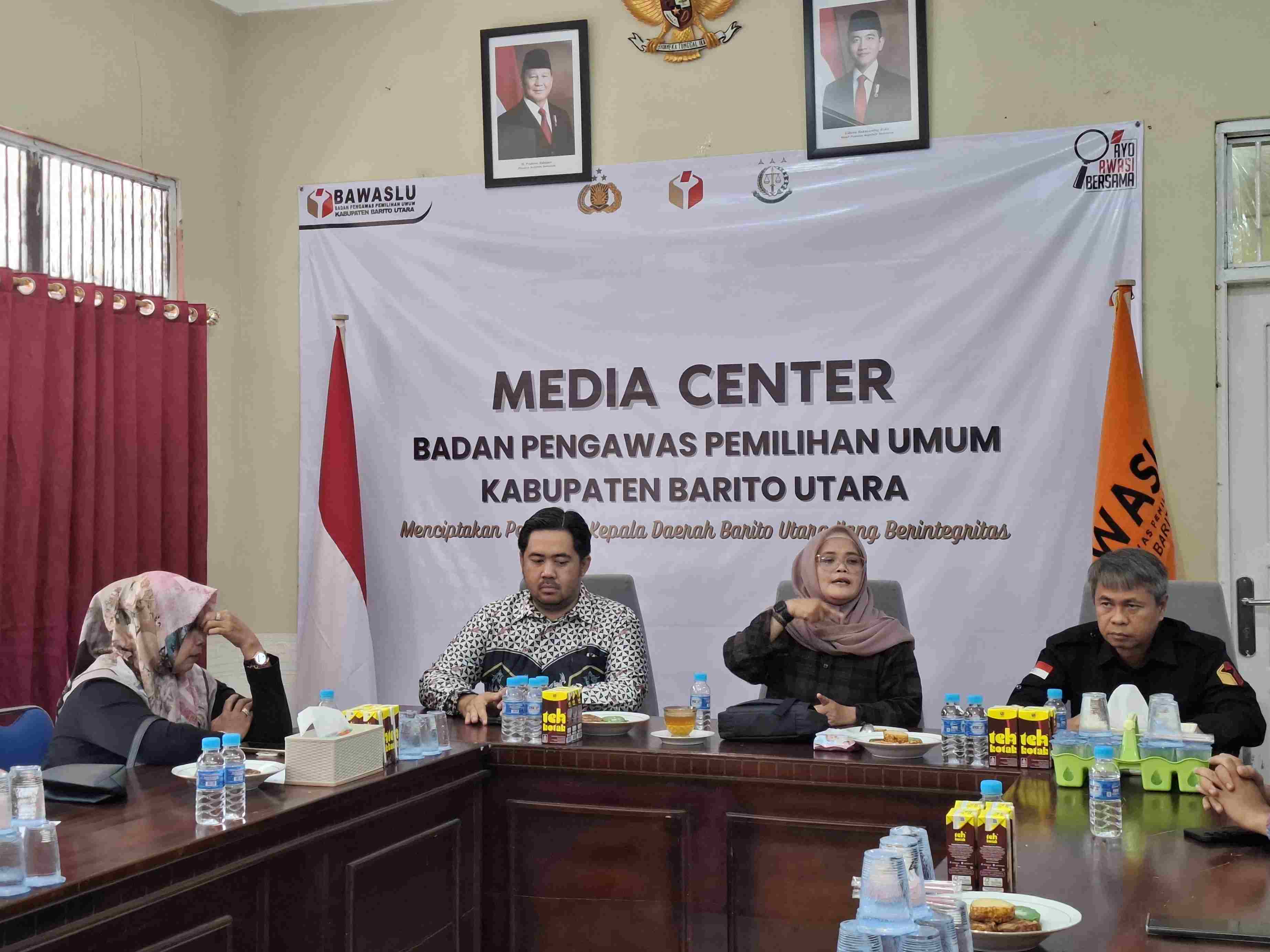 Anggota Bawaslu RI Lolly Suhenty dan Ketua Bawaslu Barito Utara Adam Parawansa di Kantor Bawaslu Barito Utara melakukan pengecekan kesiapan pemungutan suara ulang, Jumat (25/7/2025).