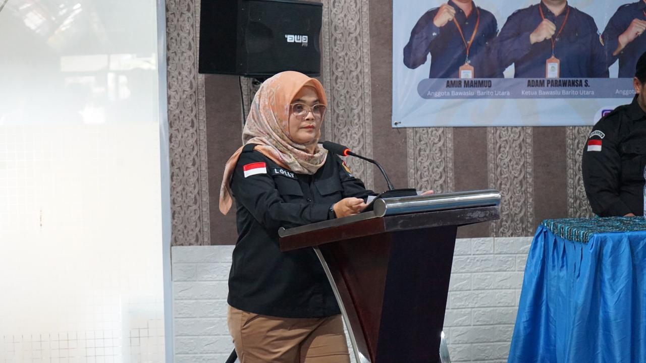 Anggota Bawaslu Lolly Suhenty Memberikan Sambutan Pada Kegiatan Penguatan Kapasitas Pengawas Pemilu Ad Hoc, Muara Teweh(23/7/2025)