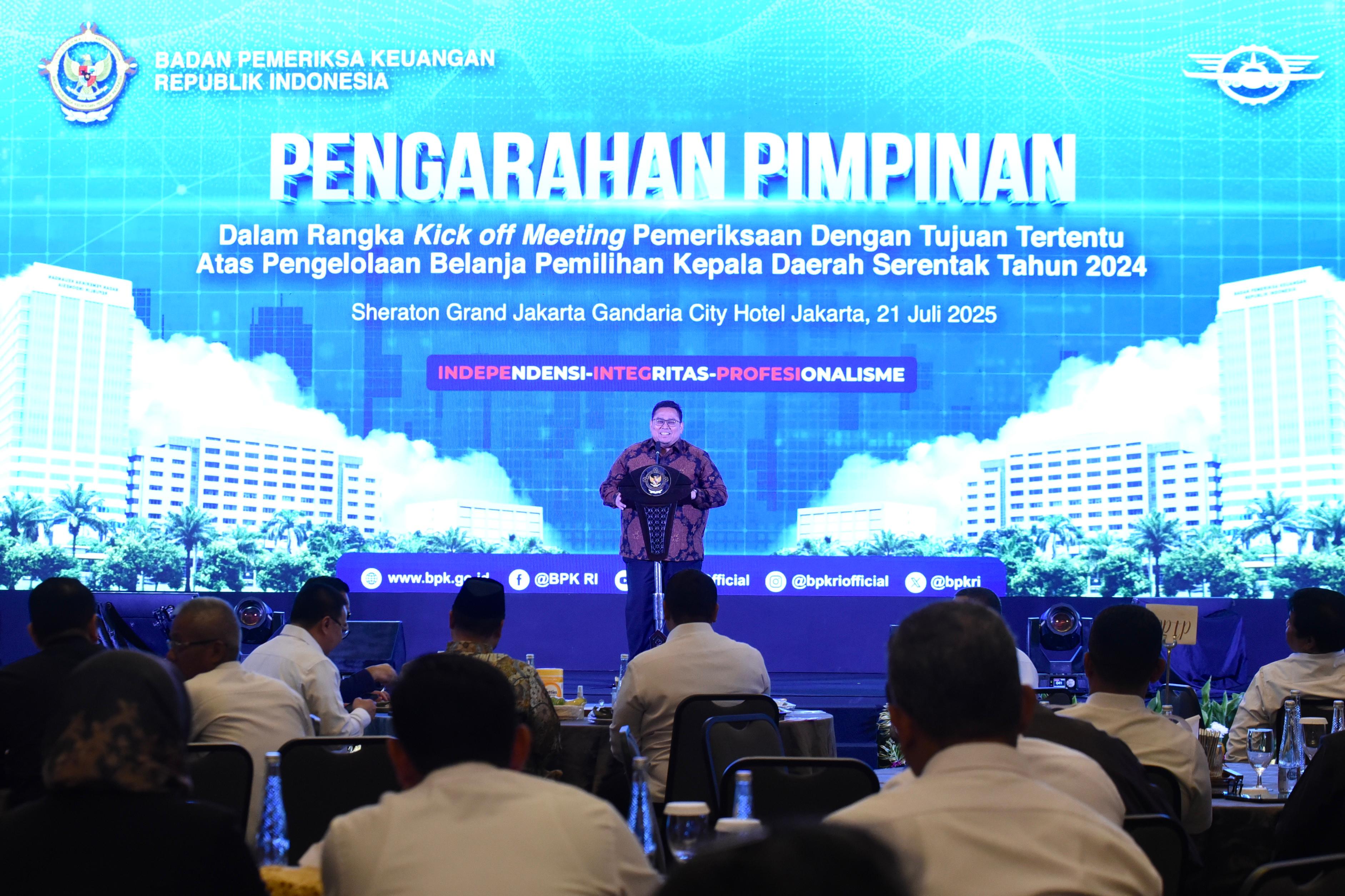 Ketua Bawaslu Rahmat Bagja saat memberikan sambutan di acara Kick Off Meeting Pemeriksaan Dengan Tujuan Dengan Tujuan Tertentu Atas Pengelolaan Belanja Pemilihan Kepala Daerah Serentak Tahun 2024, yang diselenggarakan oleh BPK di Jakarta, Senin (21/7/2025)/Foto: Publikasi dan Pemberitaan Bawaslu