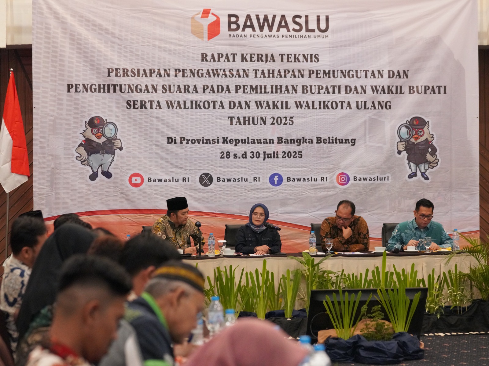 Anggota Bawaslu RI Lolly Suhenty saat membuka Rapat Kerja Teknis Persiapan Pengawasan Tahapan Pemungutan dan Penghitungan Suara di Bangka Tengah, Senin (28/7/2025).