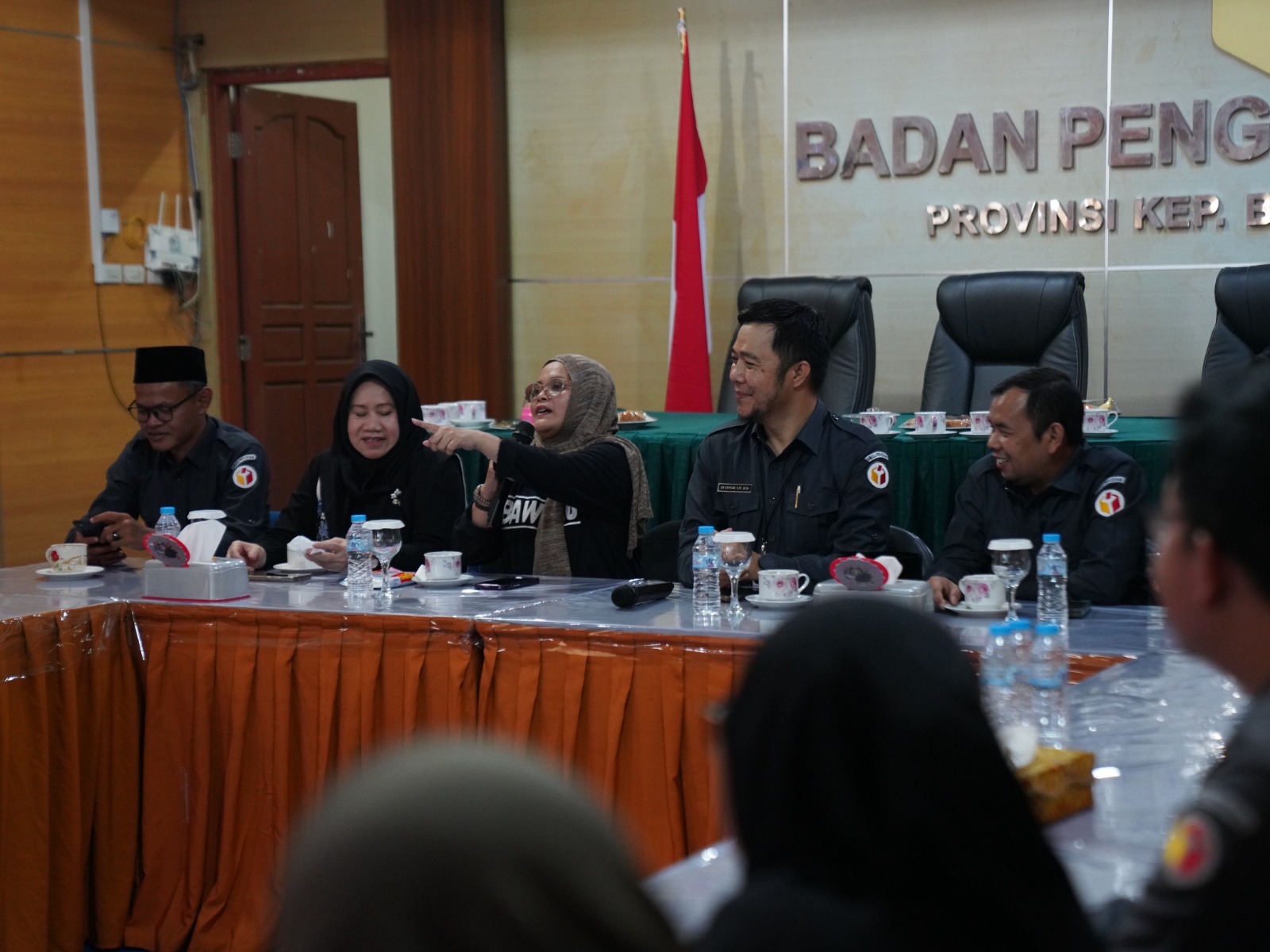 Lolly Suhenty memberikan arahan kepada jajaran pengawas pemilu, di kantor Bawaslu Provinsi Kepulauan Bangka Belitung, Senin (28/7/2025).