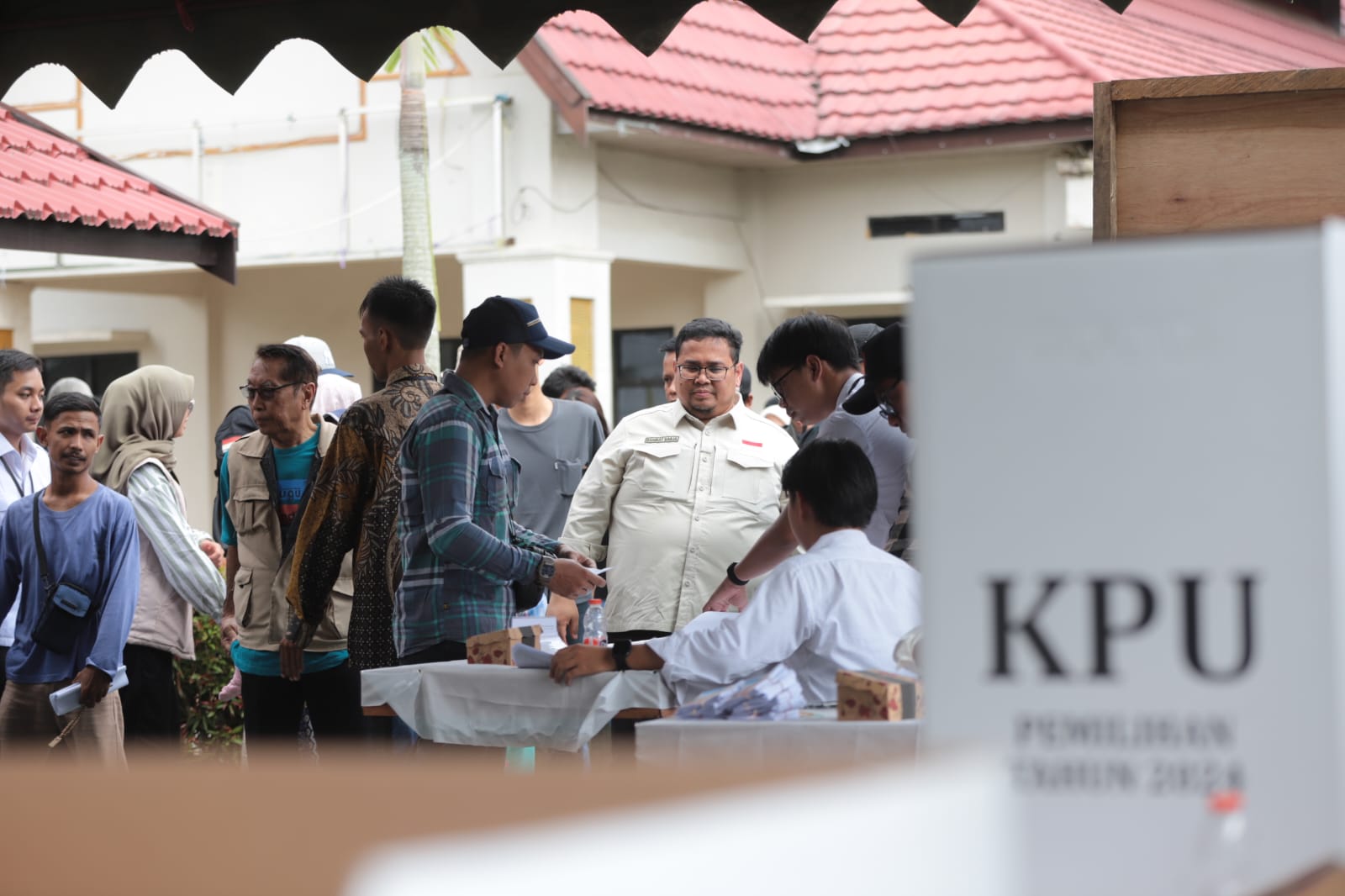 Ketua Bawaslu Rahmat Bagja melakukan pengawasan langsung di TPS 7 Kelurahan Melayu, Barito Utara, Kalimantan Tengah pada Rabu (6/8/2025)/Foto: Publikasi dan Pemberitaan Bawaslu