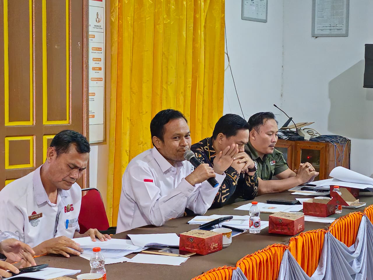 Suasana FGD Kajian Teknis Penataan Dapil dan Verifikasi Partai Politik di Kantor KPU Sintang (20/8/2025).