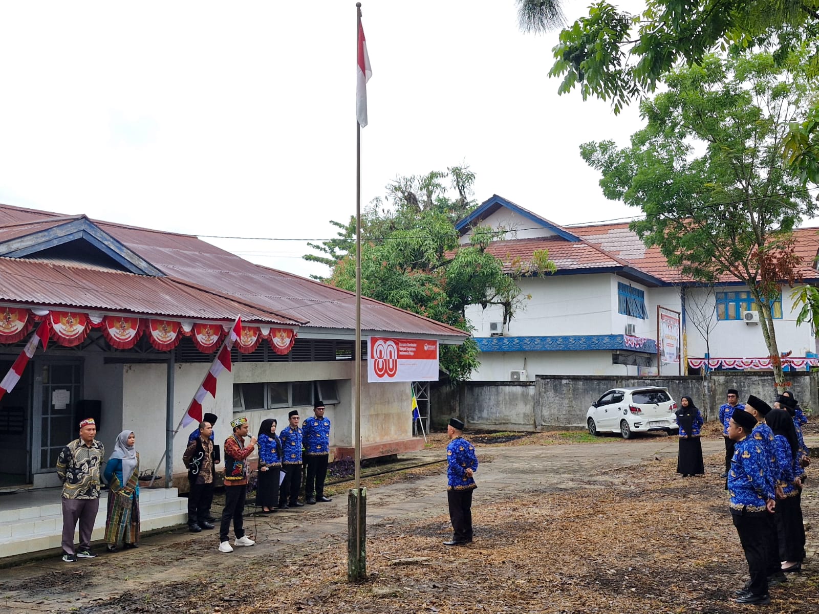 Suasana pelaksanaan upacara peringatan Hari Ulang Tahun ke-80 Republik Indonesia di halaman Kantor Bawaslu Sintang (17/8/2025).