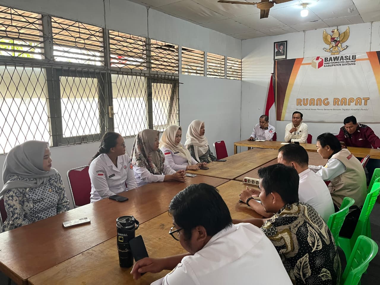 Bawaslu Sintang Gelar Rapat Internal Jelang HUT ke-80 RI