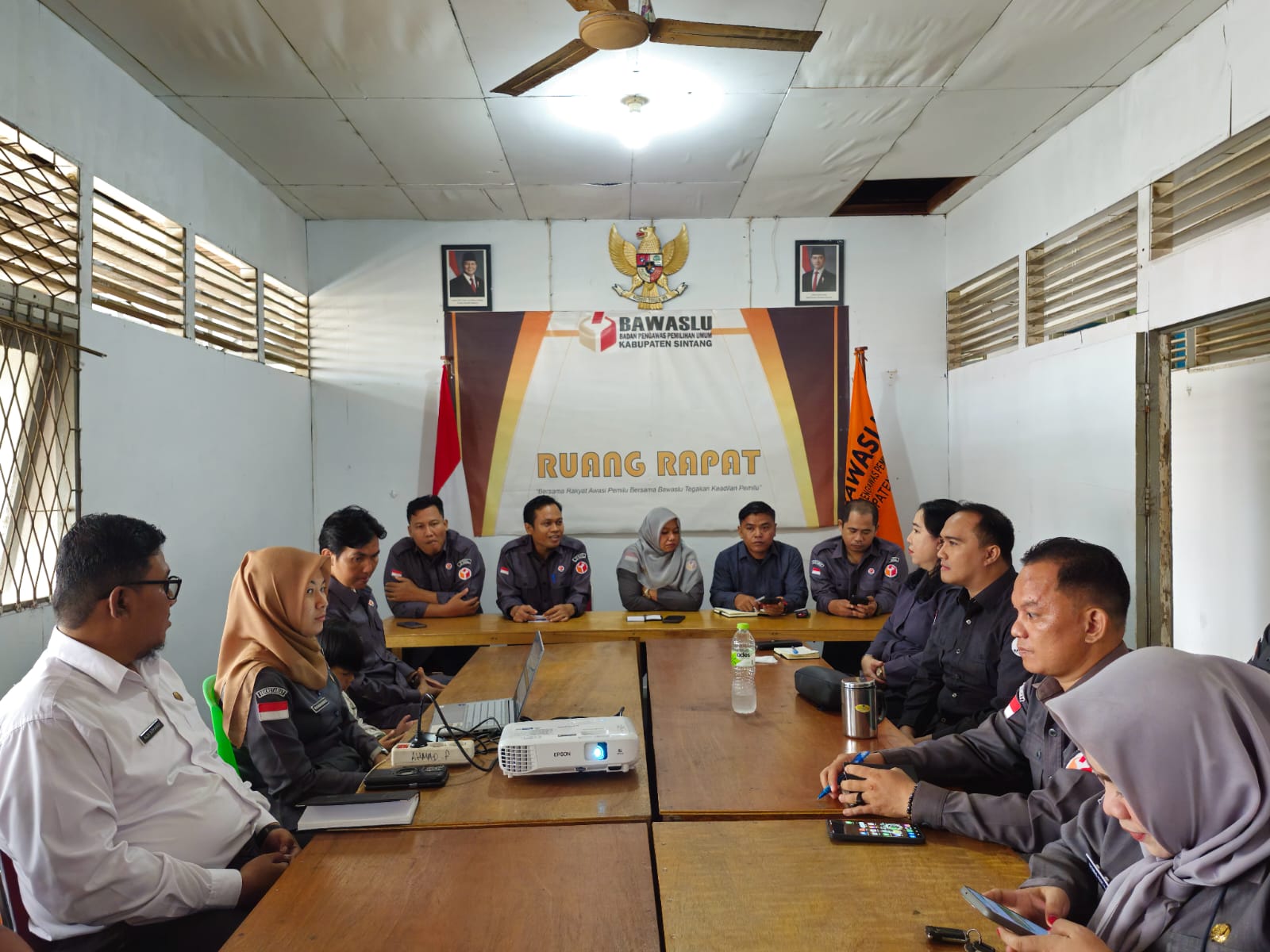 Bawaslu Sintang Gelar Rapat Internal Persiapan Fasilitasi Pembinaan dan Penguatan Kelembagaan