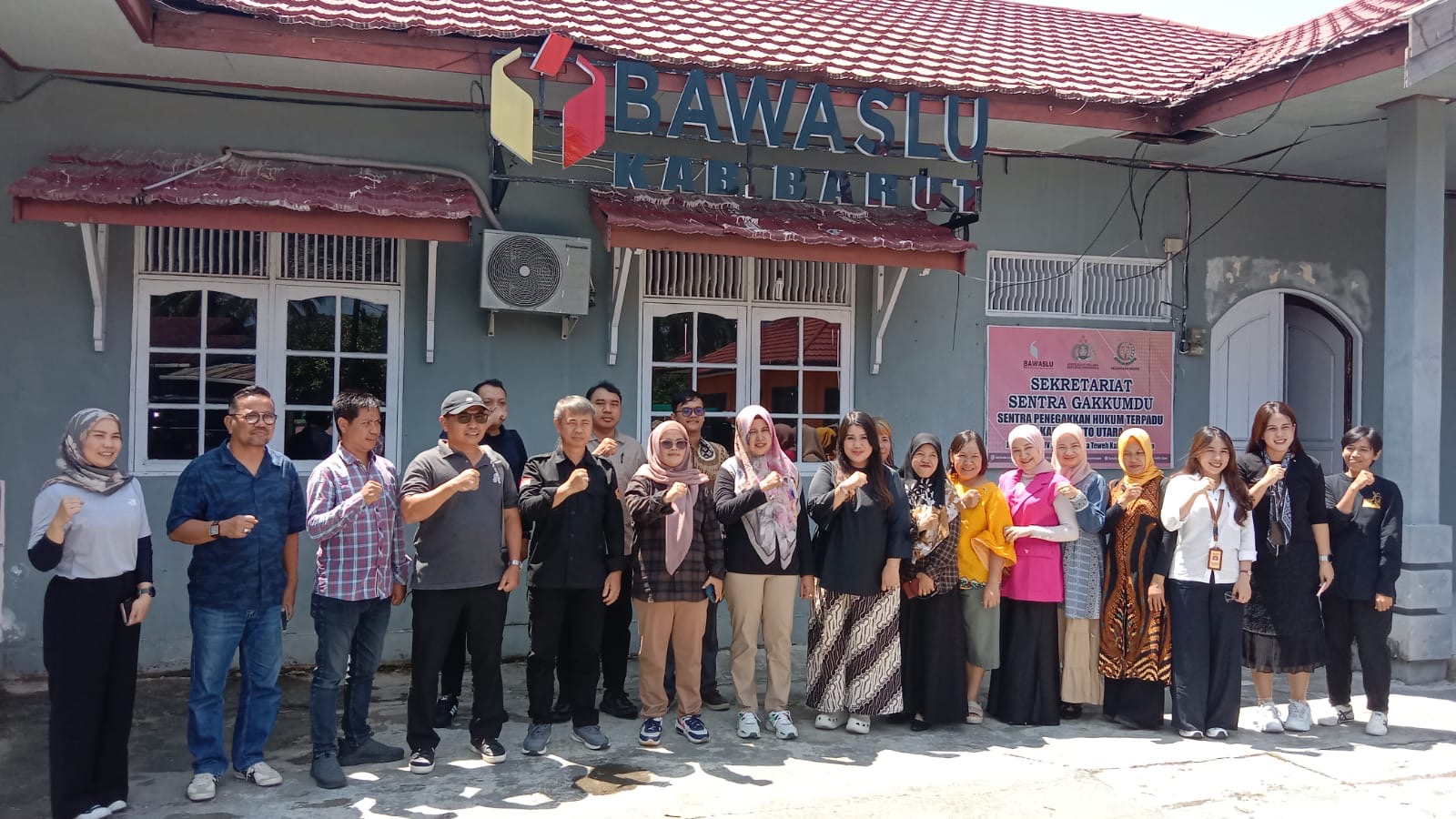 Foto bersama Anggota Bawaslu RI dan keluarga besar Bawaslu Barito Utara, di Kantor Bawaslu Kabupaten Barito Utara, Hari Jumat (25/7/2025).