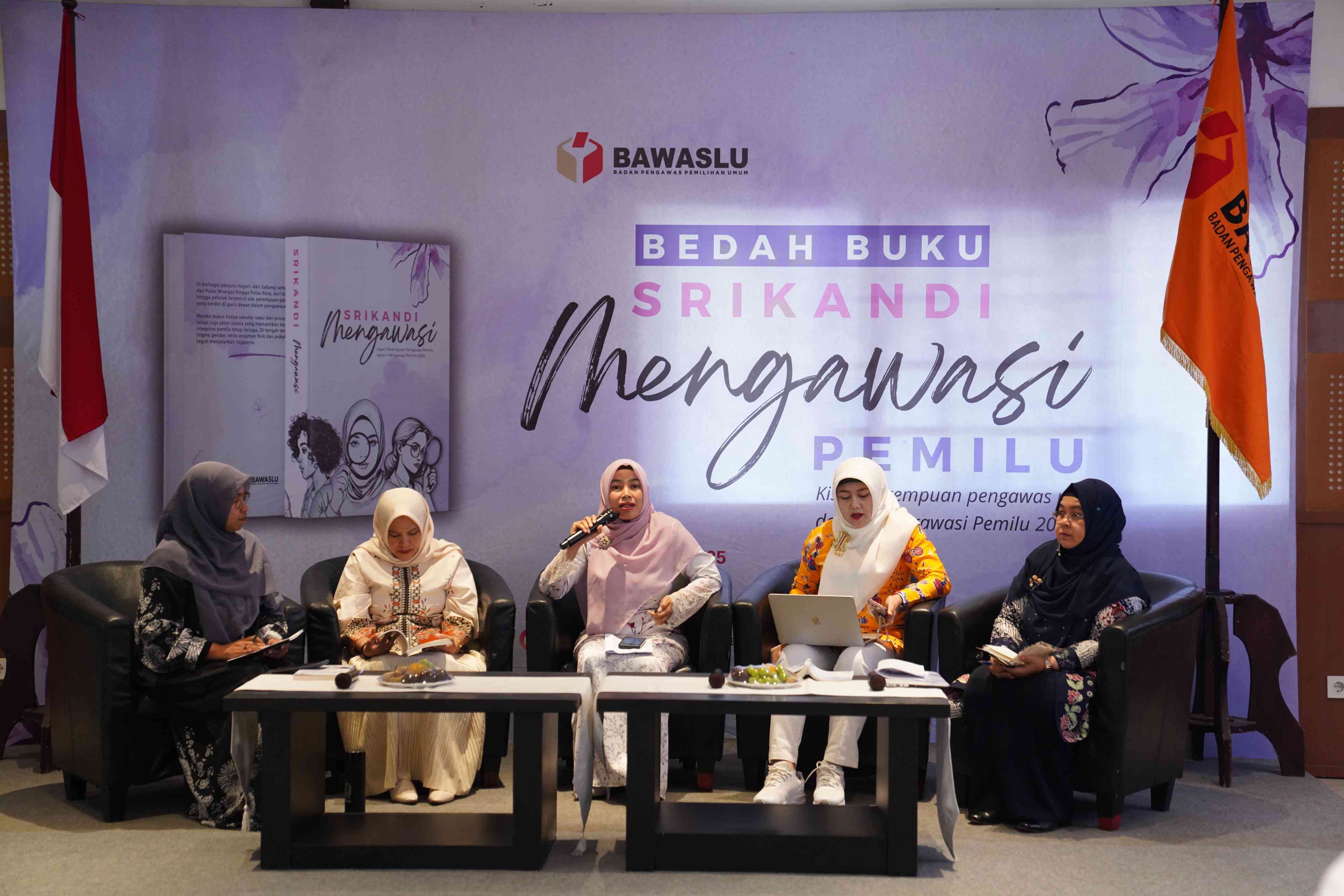 Bedah Buku Srikandi Mengawasi Pemilu bersama para penulis dan narasumber di Banda Aceh, Rabu (30/7/2025)/Foto: Publikasi dan Pemberitaan Bawaslu