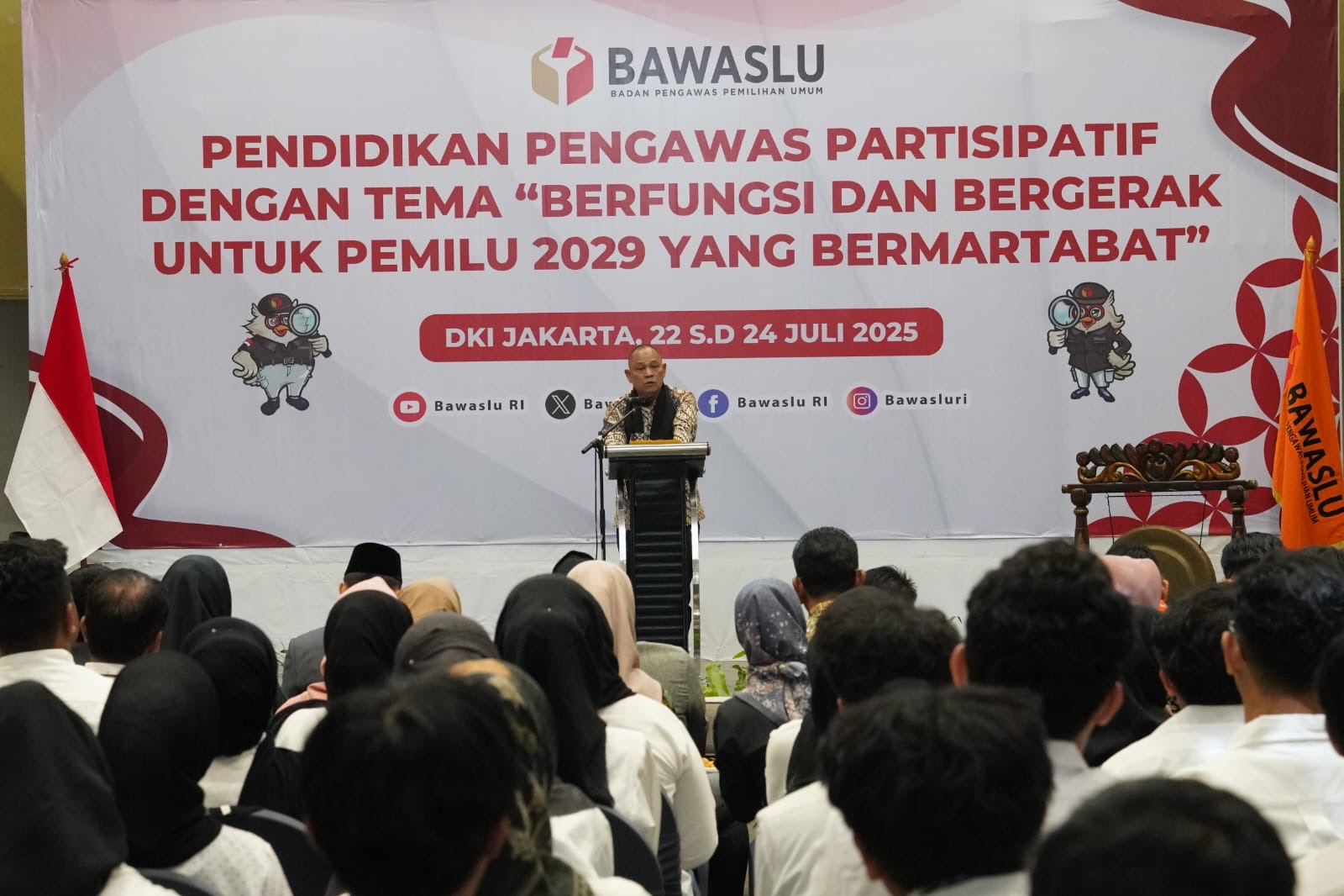 Anggota Bawaslu Totok Hariyono saat membuka Pendidikan Partisipatif dengan tema Berfungsi dan Bergerak untuk Pemilu 2029 yang Bermartabat, di Jakarta, Selasa malam, (22/7/2025).