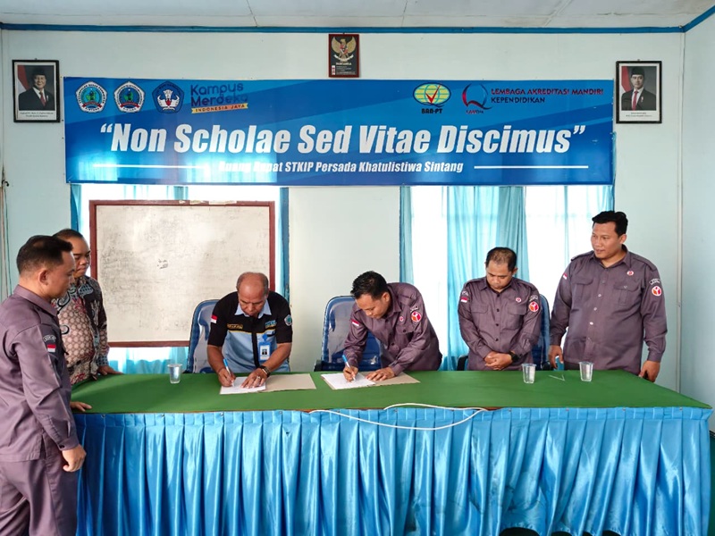 Perkuat Pengawasan Partisipatif, Bawaslu Sintang dan STKIP Persada Khatulistiwa Teken Perjanjian Kerja Sama