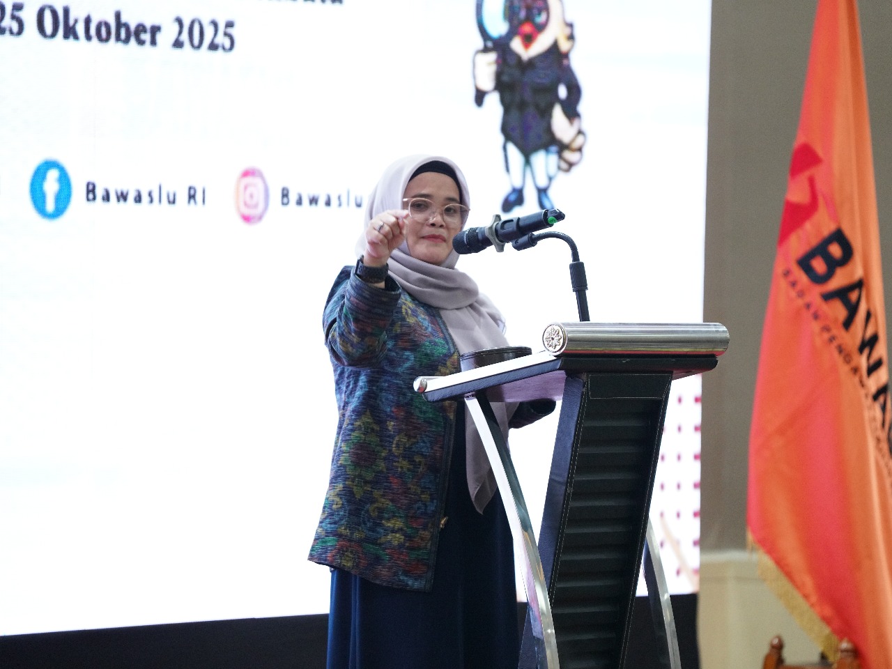 Anggota Bawaslu Lolly Suhenty membuka Rapat Kerja Teknis Penyusunan Kebijakan Pengawasan Partisipatif serta Kick-off Pendidikan Pengawasan Partisipatif Dalam Jaringan yang digelar secara luring dan daring, di Jakarta, Kamis malam (23/10/2025). Foto: Pemberitaan dan Publikasi Bawaslu RI