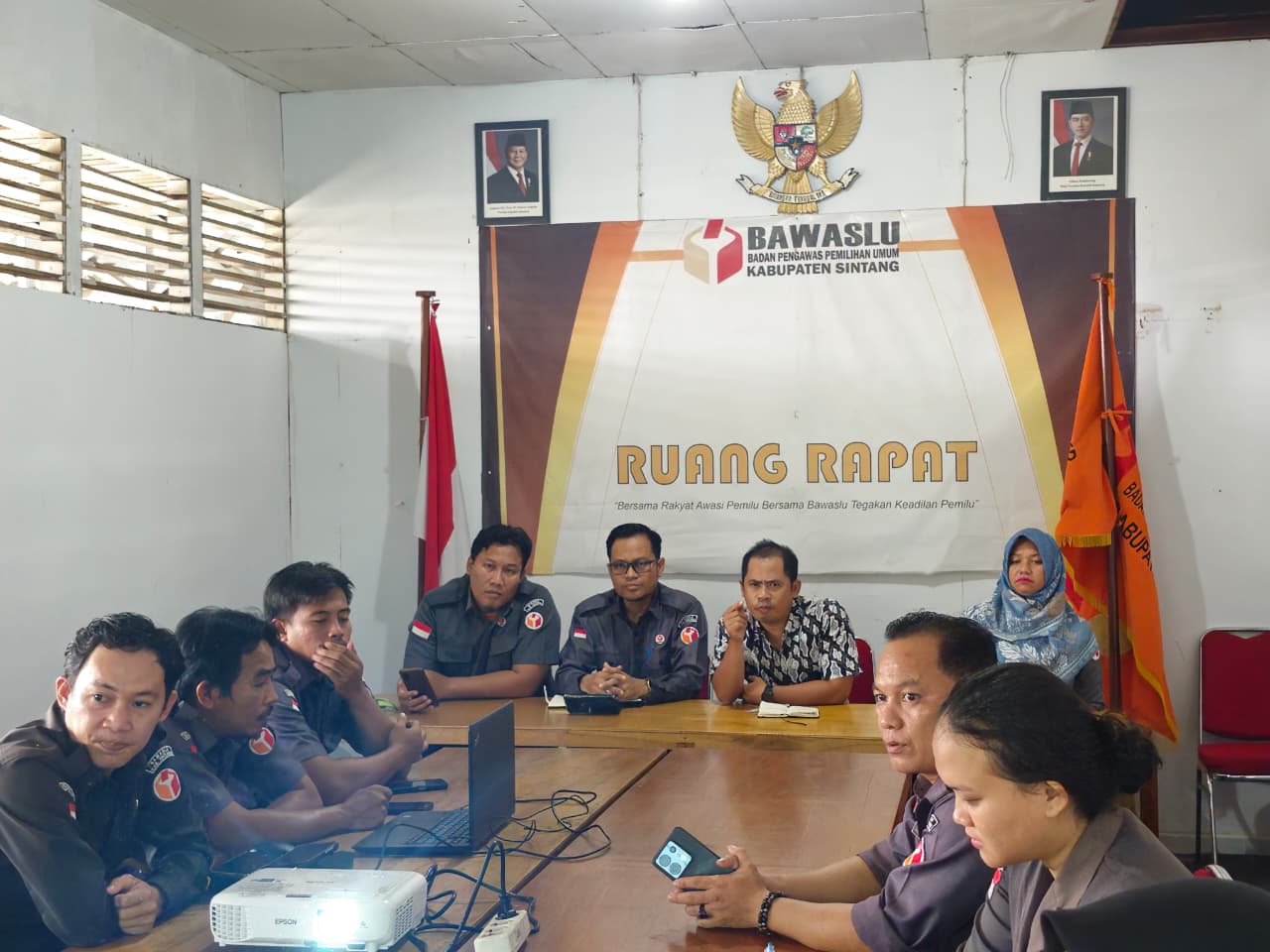 Tindak Lanjuti Hasil Rakor Bawaslu Provinsi, Bawaslu Sintang Melakukan Evaluasi Program Kerja Data dan Informasi