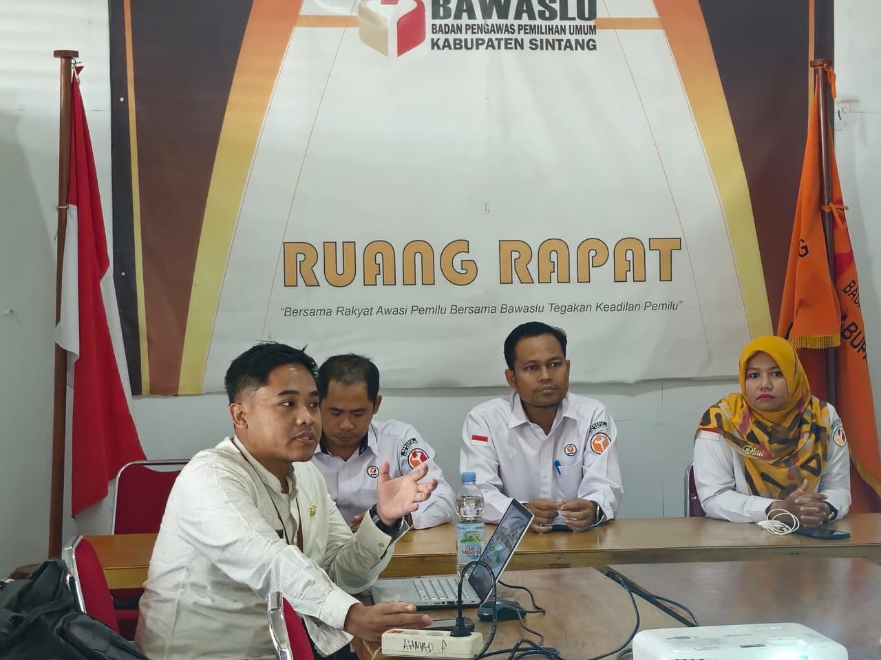 Bawaslu Sintang Gelar Rapat Tinjauan Pengembangan Sistem Informasi Dokumentasi Kinerja (SIKERJA)