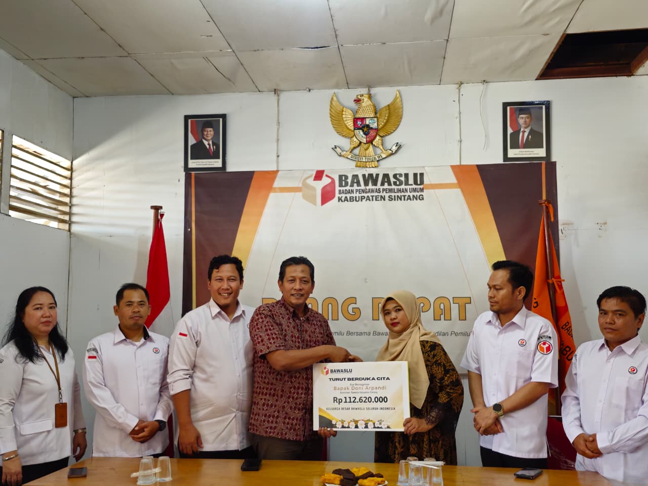 Anggota Bawaslu Kalbar, Faisal Riza, Serahkan Santunan Dana Kerohiman Untuk Almarhum Doni Arpandi