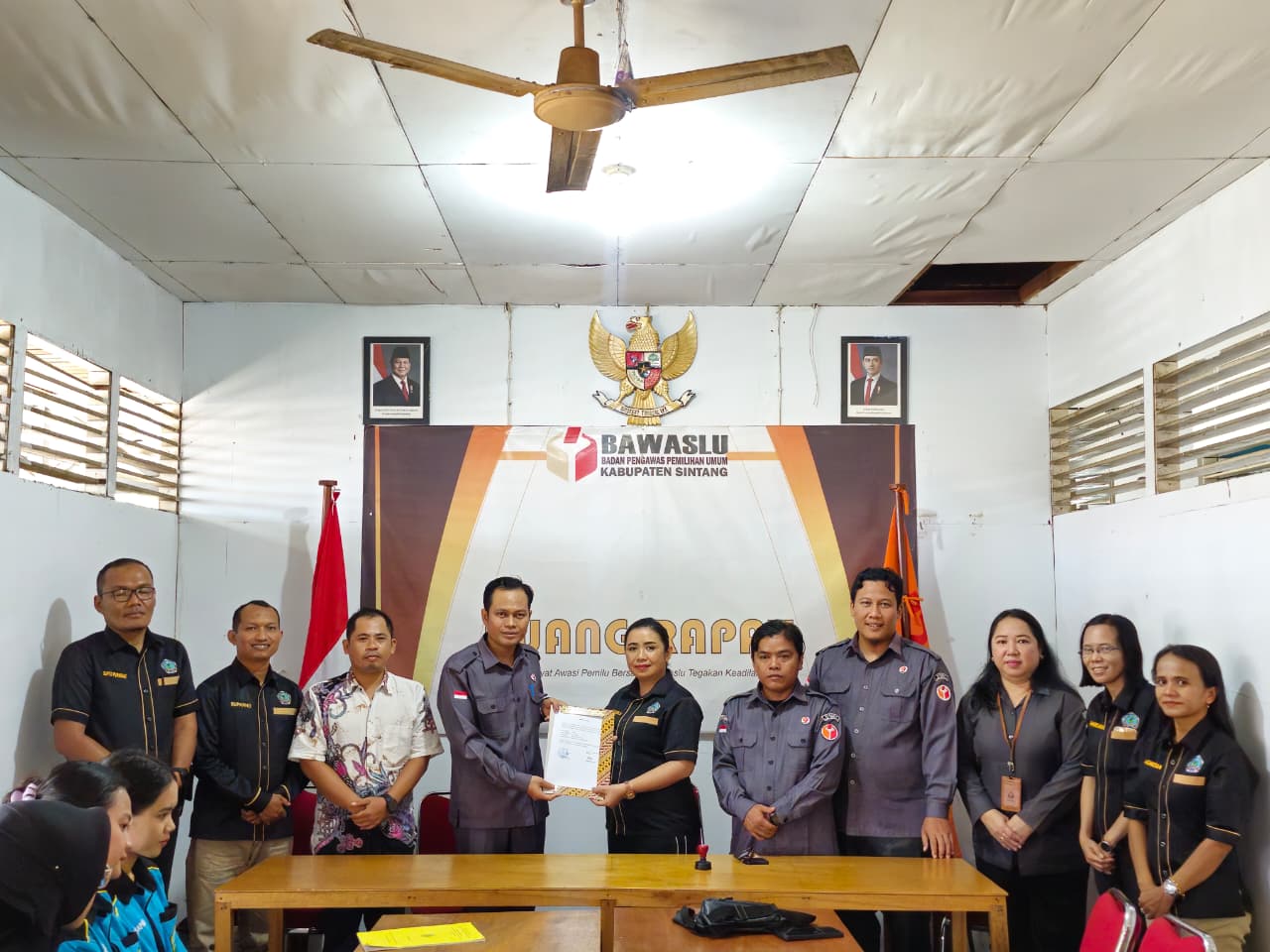 Bawaslu Sintang Resmi Terima 13 Mahasiswa STKIP Persada Khatulistiwa untuk Program Magang