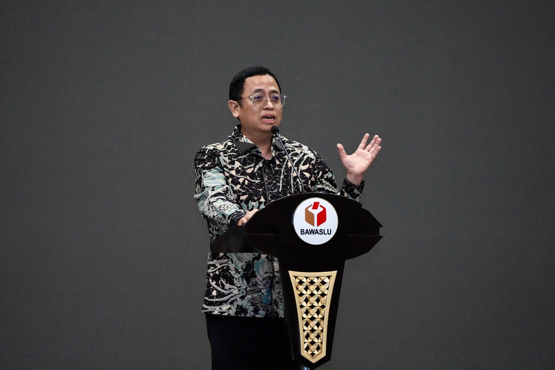 Anggota Bawaslu Puadi dalam membuka kegiatan Rapat Kerja Teknis Data dan Informasi di Jakarta, Jumat (12/12/2025) malam