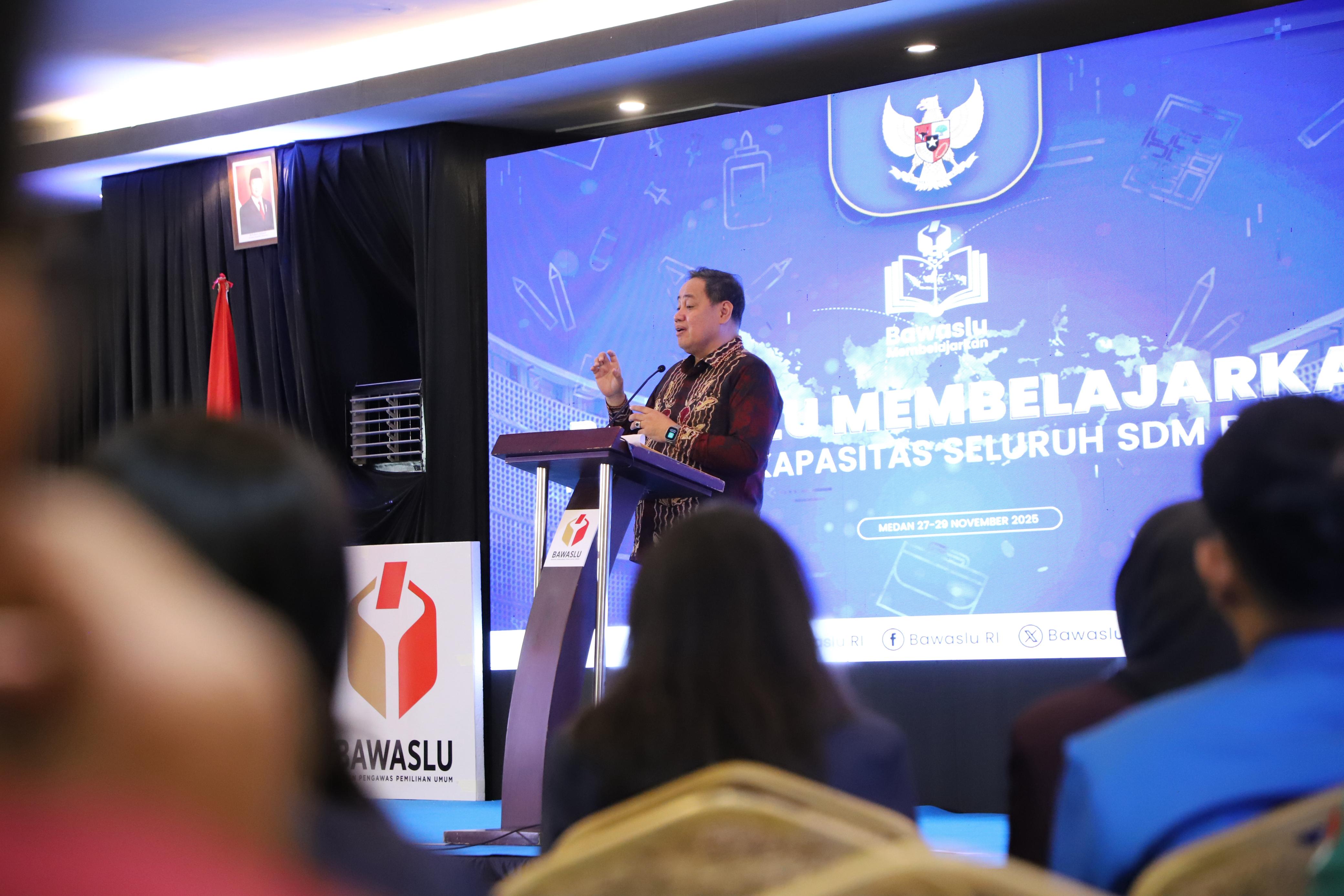 Anggota Bawaslu Herwyn JH Malonda dalam Bawaslu Membelajarkan yang digelar di Medan, Kamis, (27/11/2025).