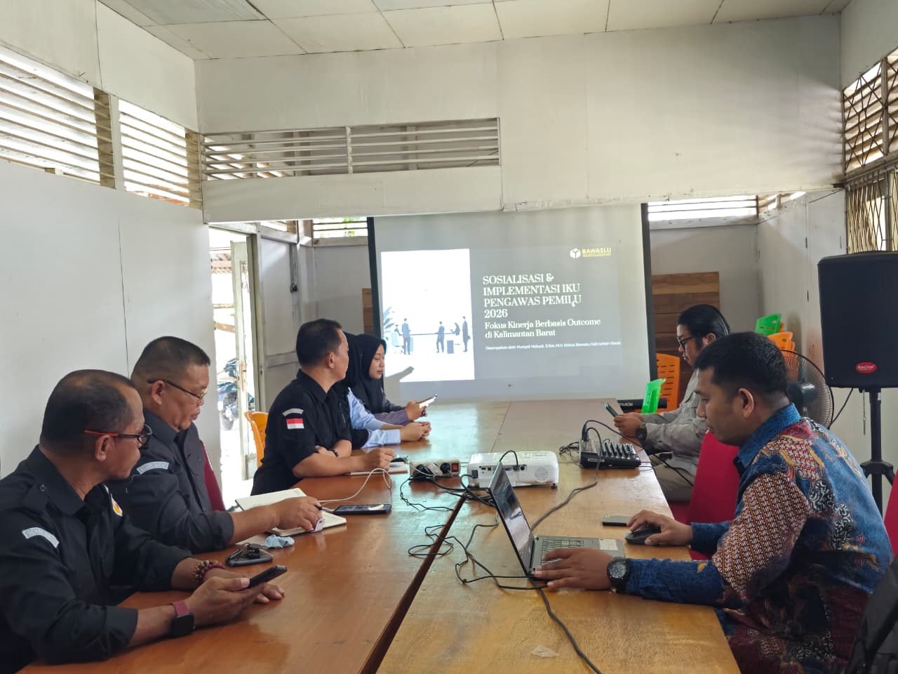 Bawaslu Provinsi Kalimantan Barat Sosialisasikan Implementasi IKU Pengawas Pemilu Tahun 2026 di Sintang