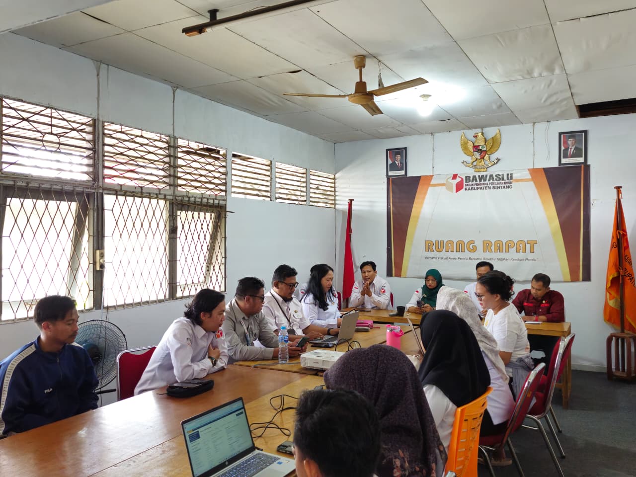 Bawaslu Sintang Gelar Rapat Internal Review Indikator Kinerja Utama (IKU)