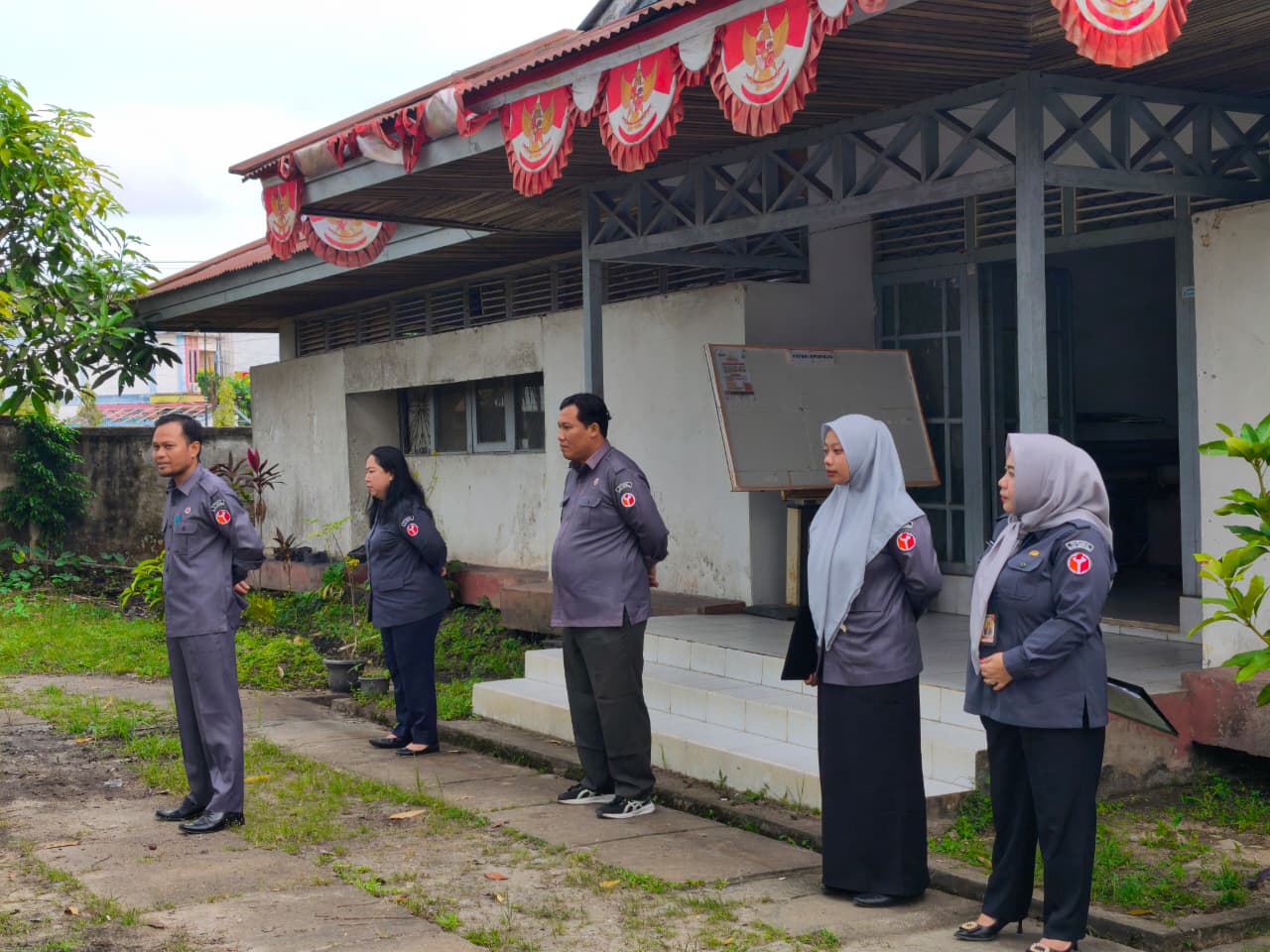 Ketua Bawaslu Sintang Pimpin Apel Rutin, Tekankan Kesehatan dan Disiplin Kerja