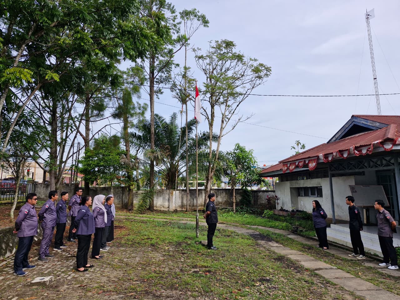 Sekretariat Bawaslu Kabupaten Sintang Gelar Apel Rutin Senin, Tekankan Semangat Kerja
