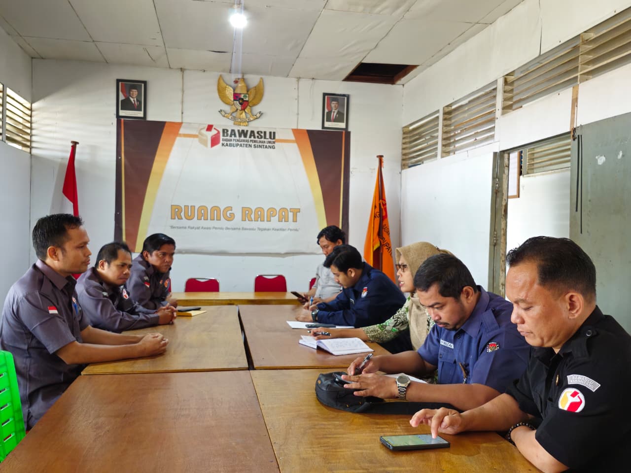 Koordinasi Bawaslu dan KPU Sintang terkait tahapan Pemutakhiran Data Pemilih Berkelanjutan 2026 di kantor Bawaslu Sintang.
