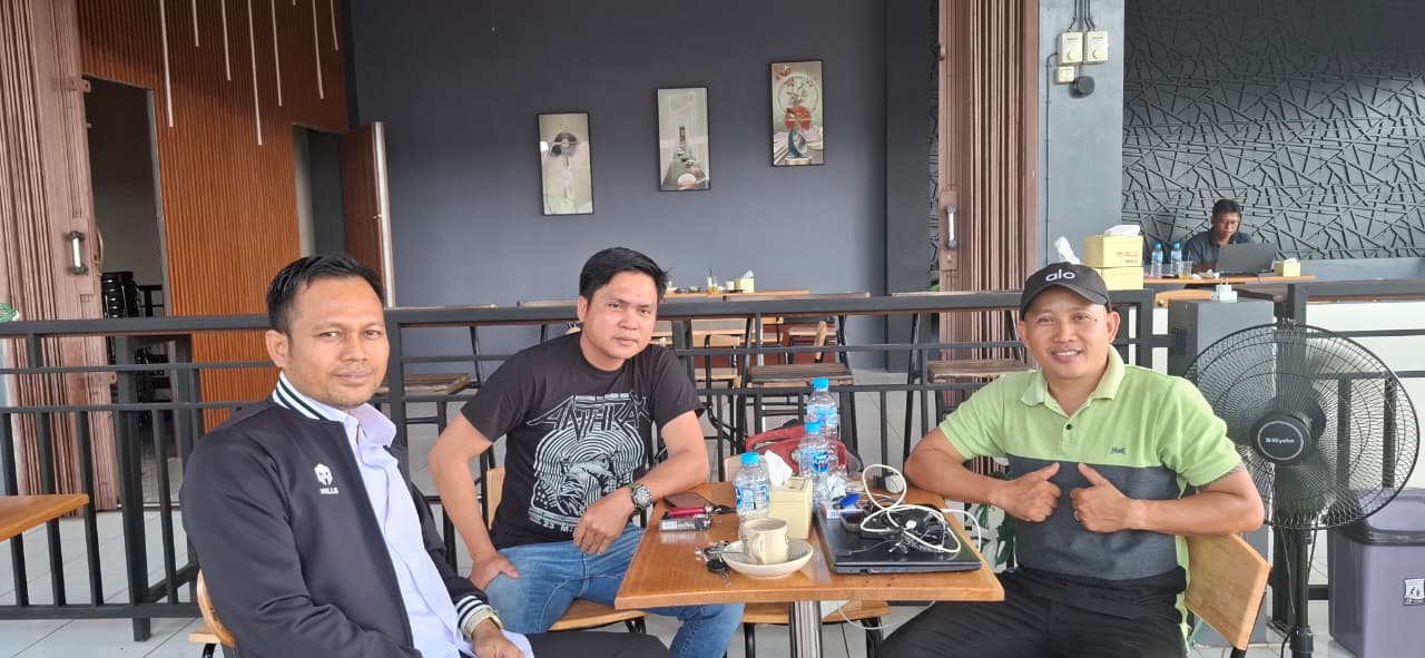 Ketua Bawaslu Kabupaten Sintang, Stefanus Kardi, berdiskusi bersama perwakilan masyarakat sipil dalam kegiatan konsolidasi demokrasi di Warung Kopi D’Lounge Pasar Inpres, Rabu (4/3/2026).