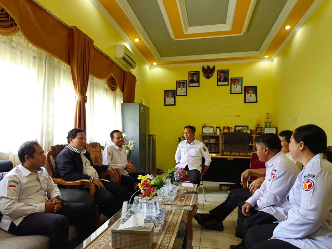 Silaturahmi Bawaslu Sintang dengan Kesbangpol Sintang pada 11 Maret 2026 untuk memperkuat sinergi kelembagaan.