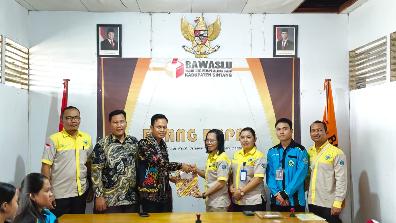 Kegiatan penerimaan mahasiswa magang dari STKIP Persada Khatulistiwa Sintang oleh Badan Pengawas Pemilihan Umum Kabupaten Sintang di Kantor Bawaslu Kabupaten Sintang.