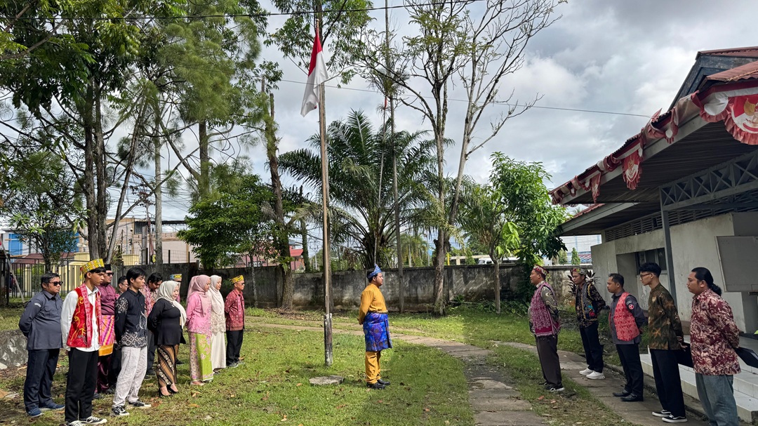 Apel Senin Spesial, Bawaslu Sintang Kenakan Pakaian Adat Daerah Peringati HUT Sintang ke-664