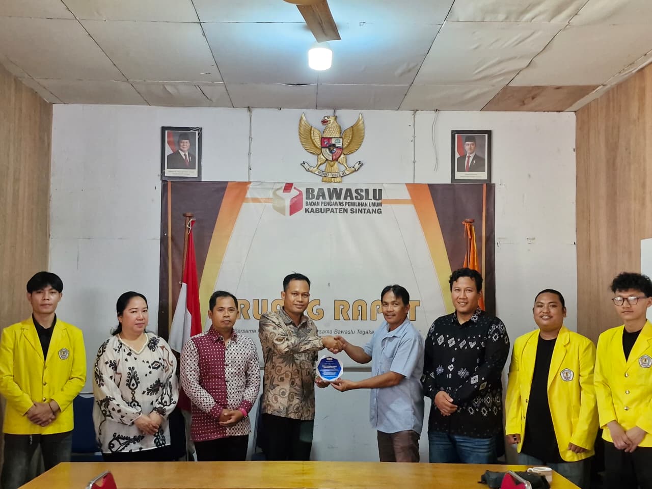 Empat Bulan Mengabdi, Mahasiswa FISIP Universitas Kapuas Sintang Akhiri Program Magang di Bawaslu Kabupaten Sintang