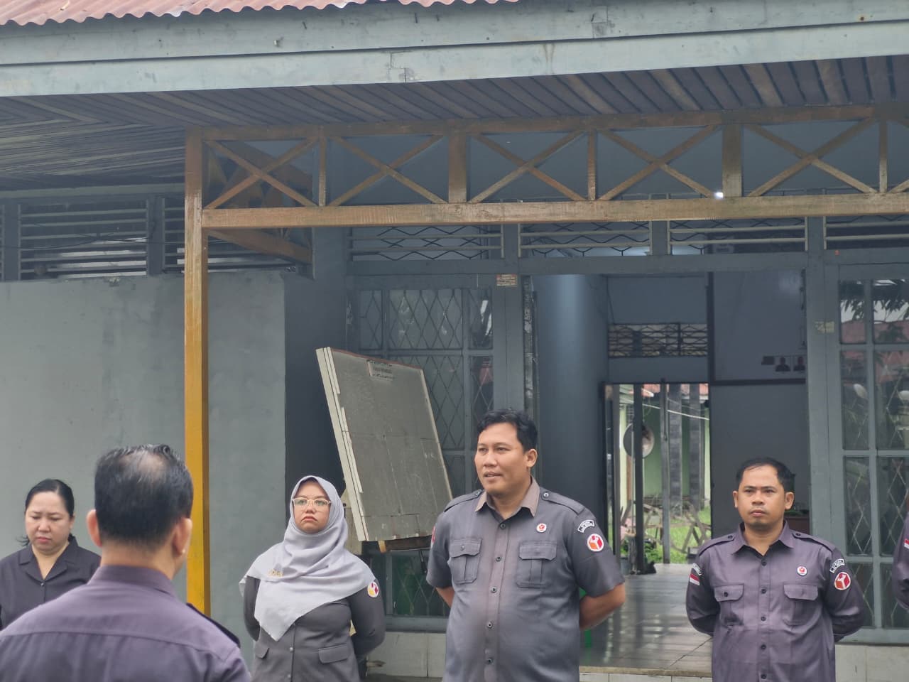 Pimpin Apel Senin, Muhamad Romadhon Ingatkan Jajaran Bawaslu Sintang Jaga Disiplin dan Kesehatan