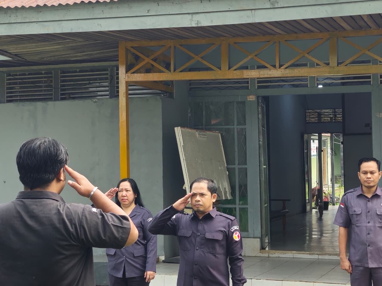 Apel Senin Bawaslu Sintang: Meneguhkan Disiplin dan Komitmen Pengabdian di Awal Pekan