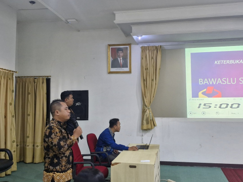 Sintang – Badan Pengawas Pemilihan Umum Kabupaten Sintang turut menghadiri undangan untuk presentasi Monev Keterbukaan Informasi Badan Publik Tahun 2024. Acara yang diselenggarakan oleh Komisi Informasi Publik Provinsi Kalimantan Barat ini mengundang sejumlah lembaga publik, termasuk Bawaslu, untuk mengevaluasi tingkat keterbukaan informasi dalam penyelenggaraan pelayanan publik. (07/11/2024) Anggota Bawaslu Sintang, Sutami, menyampaikan bahwa kegiatan Monev ini sebagai sarana refleksi dan peningkatan kuali