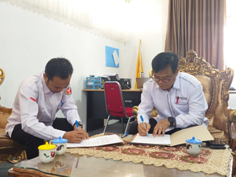 Sintang, [tanggal kegiatan] — Dalam upaya memperluas jaringan pengawasan partisipatif dan meningkatkan literasi demokrasi di kalangan akademisi, Bawaslu Kabupaten Sintang resmi menandatangani Nota Kesepahaman (MoU) bersama Universitas Kapuas (Unka) Sintang, bertempat di Aula Rektorat Unka, [hari, tanggal].  Penandatanganan MoU ini dilakukan langsung oleh Ketua Bawaslu Sintang, [Nama Ketua], dan Rektor Universitas Kapuas, [Nama Rektor], disaksikan oleh jajaran pimpinan kedua lembaga serta mahasiswa.  Kerja s