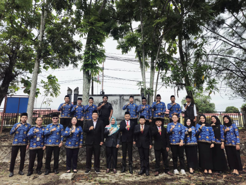 Sintang – Badan Pengawas Pemilu (Bawaslu) Kabupaten Sintang melaksanakan peringatan Hari Kesaktian Pancasila pada Selasa, 1 Oktober 2025. Peringatan ini menjadi momentum bagi jajaran Bawaslu Sintang untuk meneguhkan kembali nilai-nilai Pancasila sebagai dasar negara sekaligus memperkuat semangat gotong royong dalam menjalankan tugas pengawasan Pemilu.  Ketua Bawaslu Kabupaten Sintang, Stefanus Kardi, dalam sambutannya menekankan bahwa Hari Kesaktian Pancasila bukan sekadar seremonial, tetapi pengingat bagi 