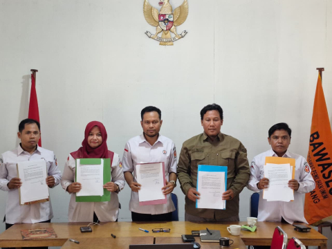 Sintang, 12 Agustus 2026 – Bawaslu Kabupaten Sintang mengikuti kegiatan Penandatanganan Dokumen Indikator Kinerja Utama (IKU) Bawaslu Kabupaten/Kota se-Kalimantan Barat Tahun 2026 yang diselenggarakan oleh Bawaslu Provinsi Kalimantan Barat secara daring melalui aplikasi Zoom Meeting, Rabu (12/08/2026).  Kegiatan ini merupakan tindak lanjut dari Instruksi Ketua Badan Pengawas Pemilihan Umum Nomor 3 Tahun 2026 tentang Pelaksanaan Penandatanganan Dokumen Indikator Kinerja Utama (IKU) Pengawas Pemilu Tahun 2026