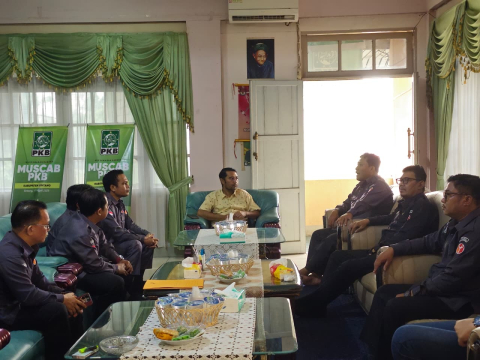 INTANG, Bawaslu Kabupaten Sintang — Menjaga demokrasi tidak selalu harus menunggu tahapan pemilu dimulai. Justru di masa non-tahapan, komunikasi dan ruang dialog menjadi penting untuk membaca dinamika yang berkembang sekaligus membangun langkah pencegahan sejak dini.  Semangat tersebut dibawa Bawaslu Kabupaten Sintang saat melaksanakan Konsolidasi Demokrasi bersama Dewan Pimpinan Cabang (DPC) Partai Kebangkitan Bangsa (PKB) Kabupaten Sintang, Senin (7/9/2026).  Pertemuan tersebut tidak sekadar menjadi agend