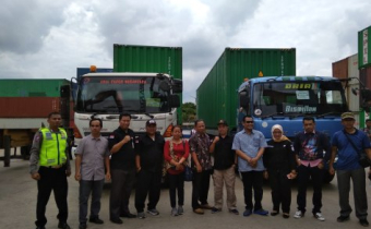 BAWASLU KABUPATEN SINTANG MENGAWAL KEDATANGAN LOGISTIK SURAT SUARA