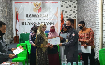 “UuuWooow” Bawaslu Sintang Serahkan Sertifikat Penghargaan SKPP Daring Tahun 2020